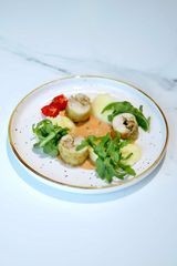 РУЛЕТ ИЗ ЦЫПЛЕНКА С ПЮРЕ И СЛИВОЧНЫМ СОУСОМ