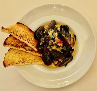 Sote de scoici cu sos alb