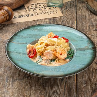 Феттучини с лососем и креветками