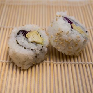 Uramaki 01 Aguacate Puerros Salsa wasabi y Crunch