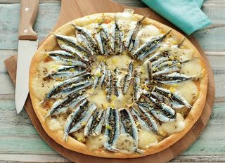 Pizza bianca alici e pecorino