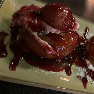 Papanasi cu branza de vaci, smantana si dulceata