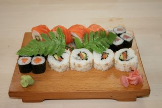 Plato Combinado 10 (Rollitos, California y Maki de Salmón y Maki  Atún
