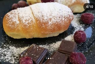 Slatke kiflice sa višnjom i čokoladom