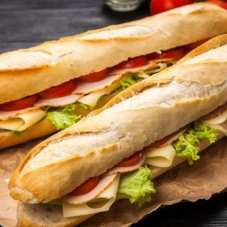 Bocadillo de tortilla francesa con jamón dulce