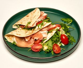 Piadina cu prosciutto crudo