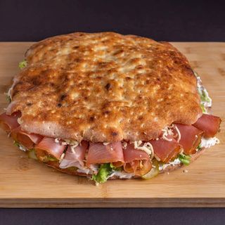 Pršut XXL sendvič u pizza tijestu