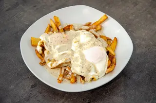Huevos Rotos Con Salsa Trufada