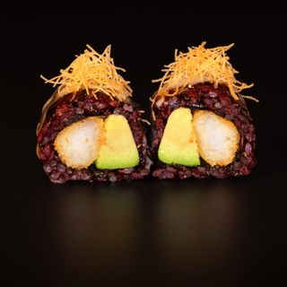 134. Uramaki de arroz negro de langostino y aguacate