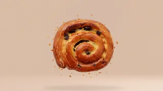 Monokl z kremem patissiere i rodzynkami