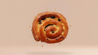 Monokl z kremem patissiere i rodzynkami