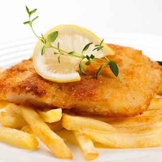 Шницел по виенски с пресни пържени картофи (450г)