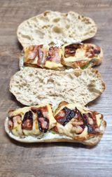 Vješalica sa topljenim sirom i pancetom