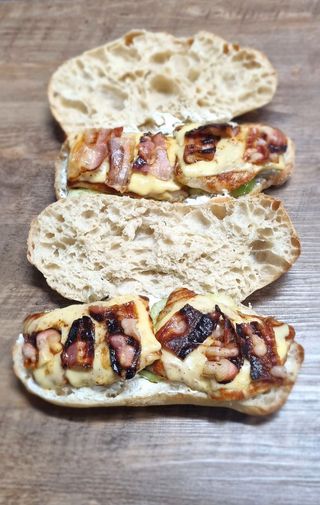 Vješalica sa topljenim sirom i pancetom