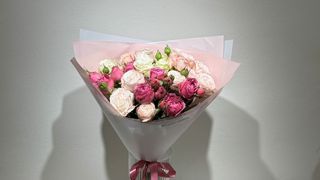 თეთრი პასტელური ვარდისფერი და ჟოლოსფერი ბომბასტიკი სპრეი ვარდების თაიგული