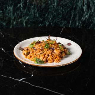 Risotto sa plodovima mora u crvenom sosu 500gr