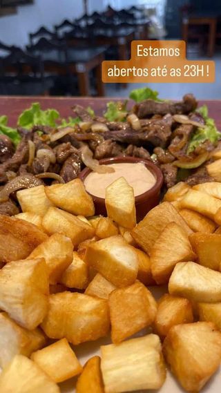 Carne de Vaca Acebolada Com Mandioca