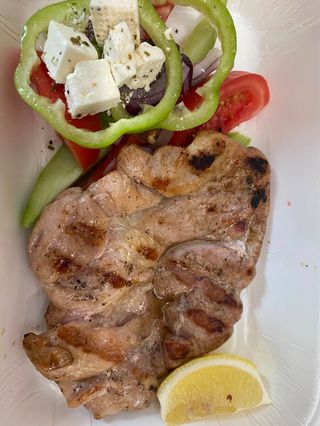 Свински врат на тиган с гръцка салата  (350г)