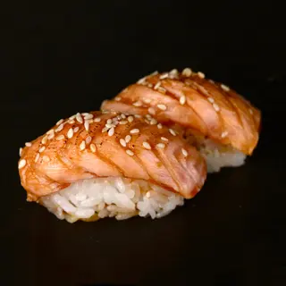 Nigiri Z Opalanym Łososiem