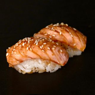Nigiri Z Opalanym Łososiem