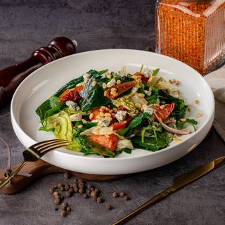 Салат с медовой тыквой и голубым сыром 