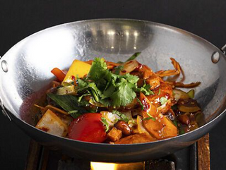 Gamberi piccanti in padella di fuoco