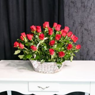 Coș din 51 trandafiri roșii