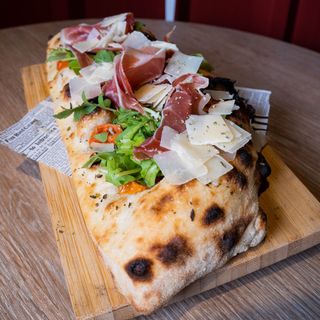 Bruschetta tomate cherry, rúcula y jamón serrano