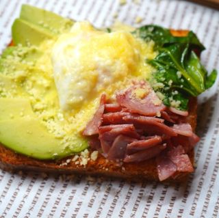 Тост Бенедикт с куриным рулетом