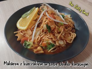 Makaron chiński z kurczakiem w sosie słodko-kwaśnym