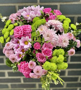 Bukiet w tonacji różowej z zielonym santini