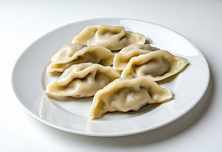 Pierogi z leśnymi jagodami i słodką śmietanką