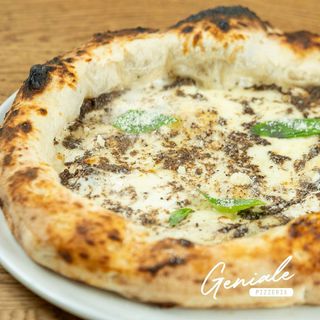 Donatella Pizza -  Cheesy