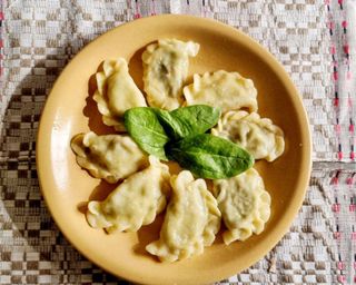 Pierogi ze szpinakiem i suszonymi pomidorami