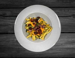 Фрі з сирним соусом та чіпсами з бекону