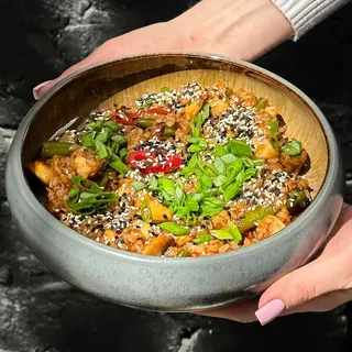 Японський рис з тигровими креветками і кальмаром (390г)