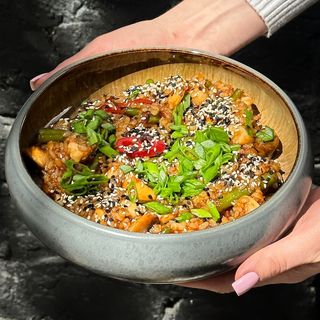 Японський рис з тигровими креветками і кальмаром (390г)