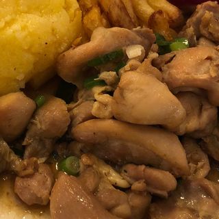 Bucățele din pulpă de pui la ceaun în sos de vin alb