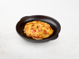 Свинина запечена з грибами, томатами та сиром Чеддер