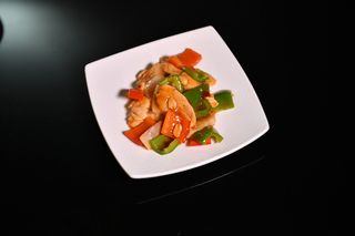 74. Pollo piccante peperoni, cipolle e arachidi