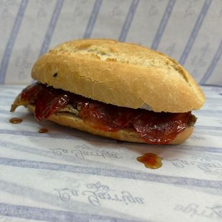 Bocadillo De Solomillo Con Chorizo Picante Y Miel