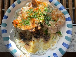 Фермерське курча на грилі з битою картоплею та дзадзикі (350г)