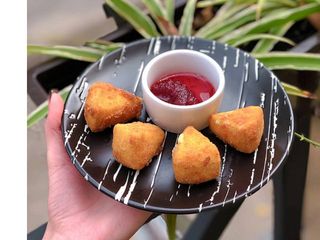 Сир брі з ягідним соусом