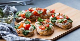 Bruschetta con mozzarella di latte di bufala e pomodorini