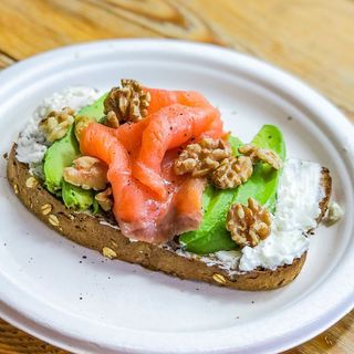Toast de Queso crema, salmón ahumado, aguacate y nueces