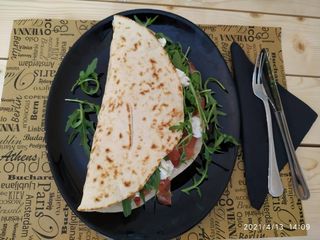 Speck Alto Adige I.G.P, gorgonzola dolce D.O.PNovara, rucola, pomodori