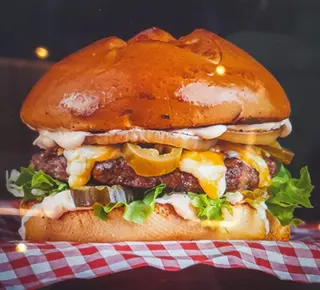 Wild Wolf Burger + Frites + Boisson(Coca Cola, Sprite ou Fanta)