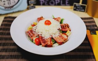 Salată cu bacon și parmezan