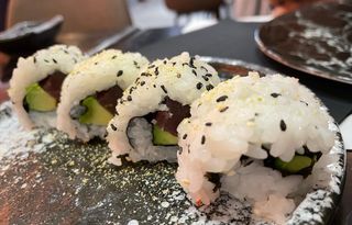 Uramaki Hot Atún (4 Pzs.)