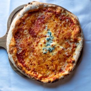 Pizza 4 quesos al Horno de Leña 